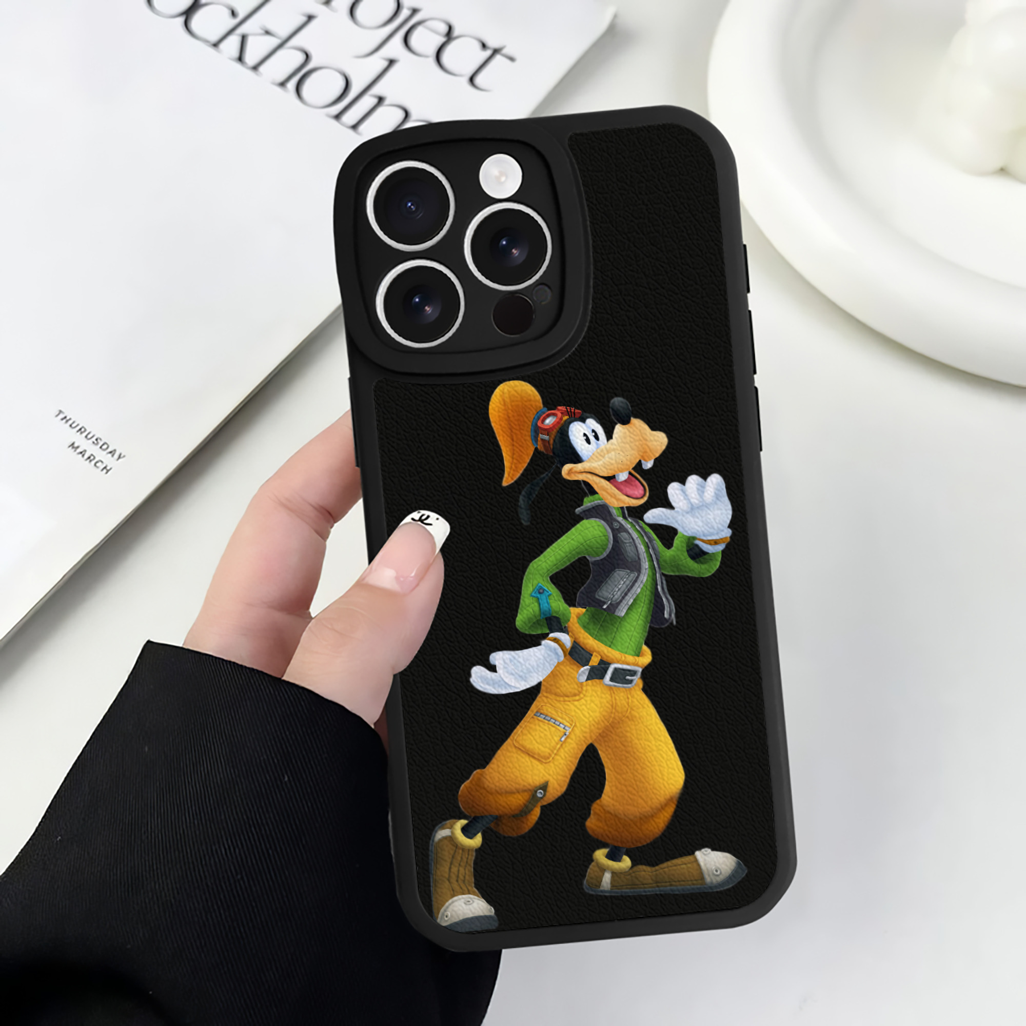 （画像用） ミッキーマウス Mickey Mouse 【iPhone 16シリーズ対応】シリコンスマホケース（レザー調） 材質：シリコン